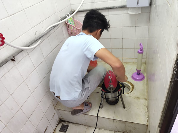 赛罕管道堵塞冒臭气 专业师傅现场解决问题